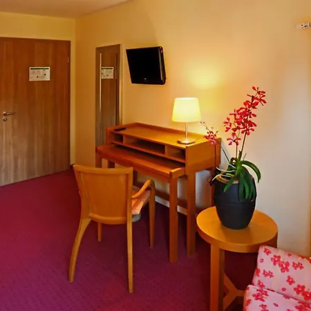 Hotel Nashira Kurpark 4*